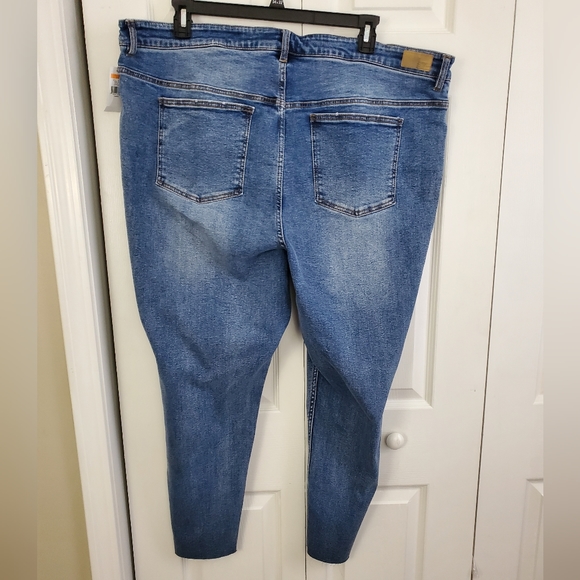 Supplies by UnionBay High Rise Raw Hem Ankle Jeans - Picture 6 of 16